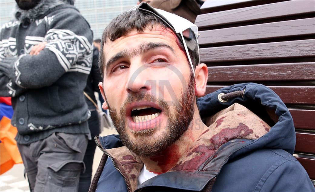 AB kurumları önünde gösteri yapan Ermenilere polis müdahale etti 