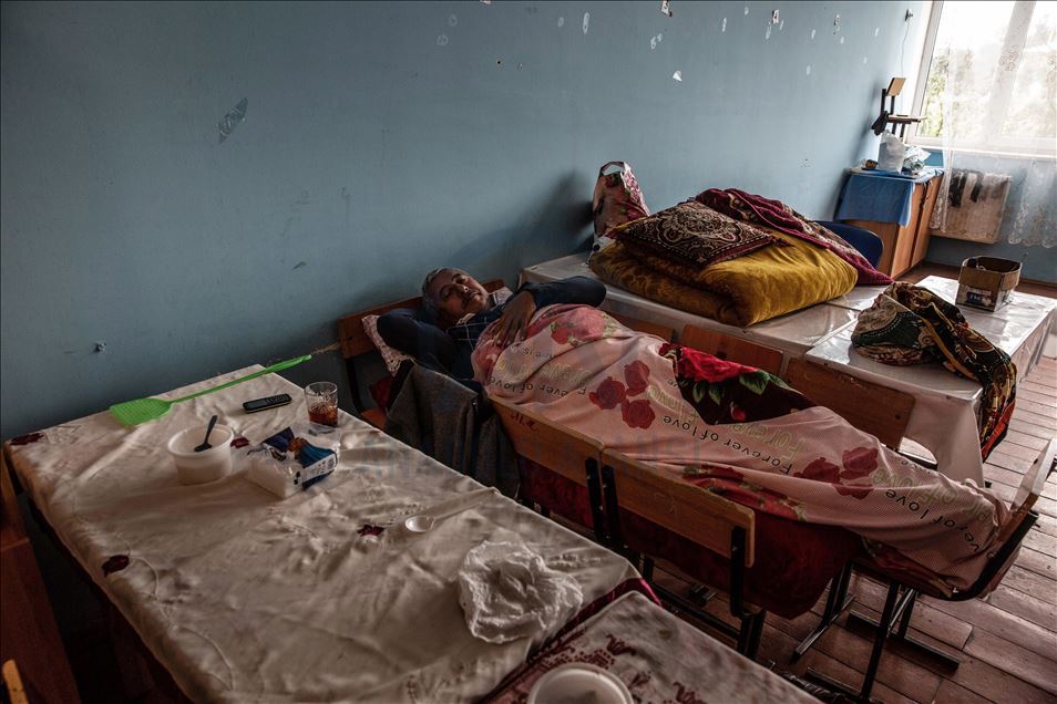 Ermenistan'ın saldırıları nedeniyle köylerini boşaltan Azerbaycanlılar okullara sığınıyor