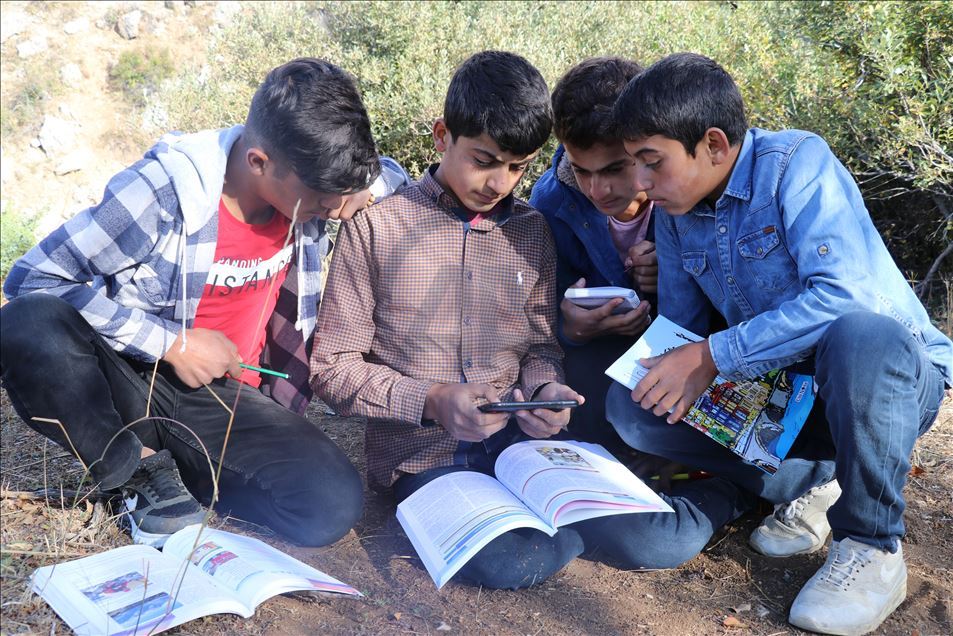 Ağrı'da EBA'ya bağlanmakta sorun yaşayan köy çocuklarının internet problemi çözülüyor
