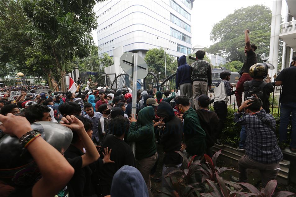 Fuertes protestas contra ley de creación de empleo en Indonesia