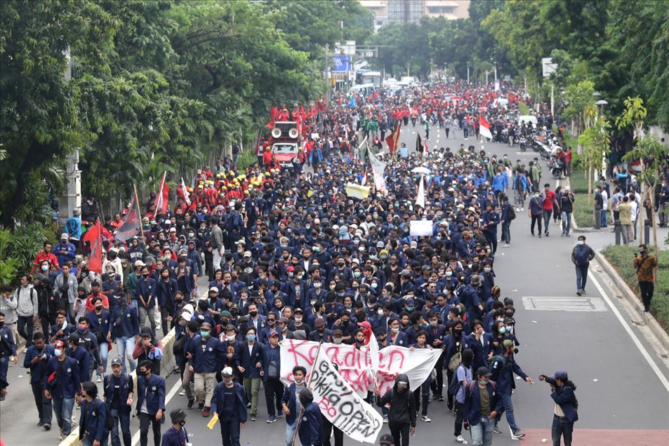 Fuertes protestas contra ley de creación de empleo en Indonesia
