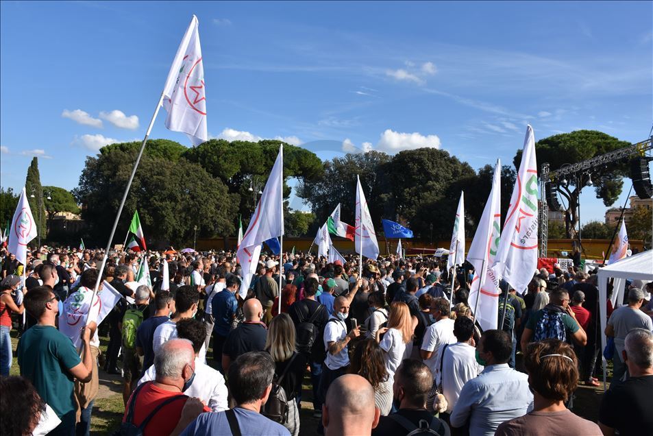 İtalya'da hükümetin Kovid-19'a yönelik aldığı tedbir ve uygulamalar protesto edildi