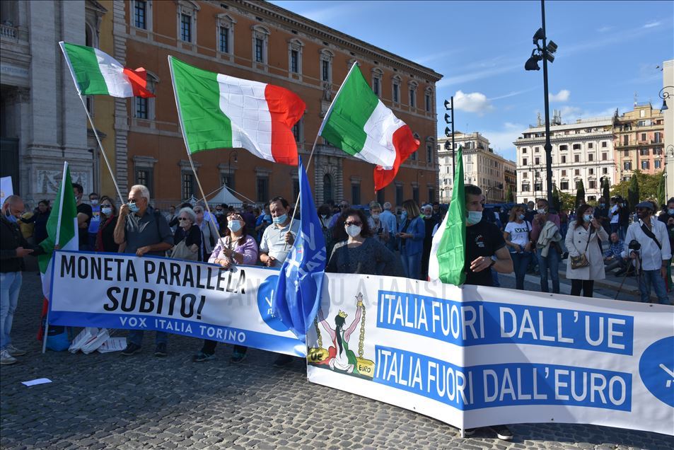İtalya'da hükümetin Kovid-19'a yönelik aldığı tedbir ve uygulamalar protesto edildi