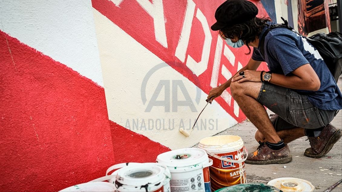 لە مالیزیا دیواری نۆڕینگە پزیشکییەکان بەوێنەی کارمەندانی پزیشکیی نەخشێندران.