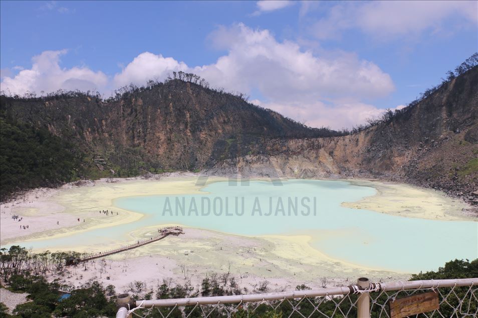 Lago en el Cráter Blanco de Indonesia