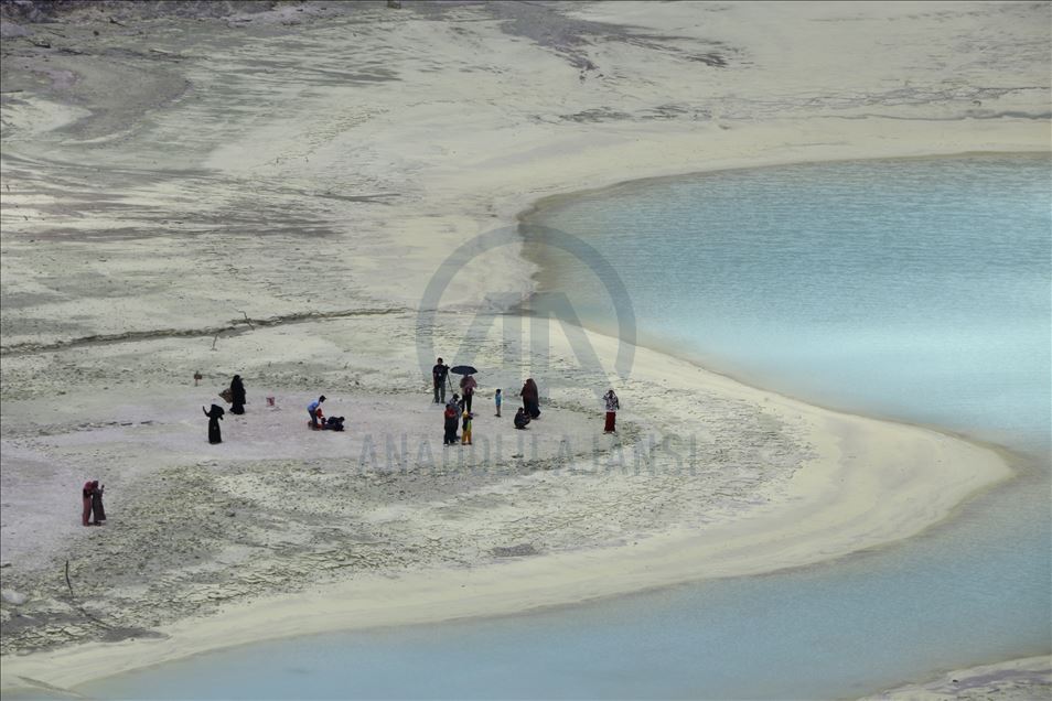 Lago en el Cráter Blanco de Indonesia