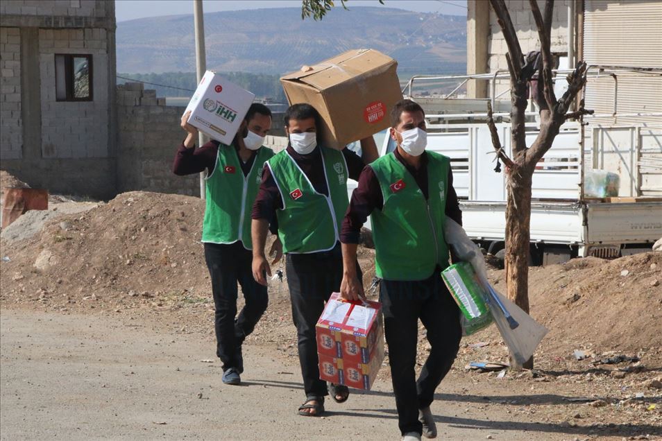"الإغاثة التركية" توزع مساعدات إنسانية لألف طفل سوري يتيم
