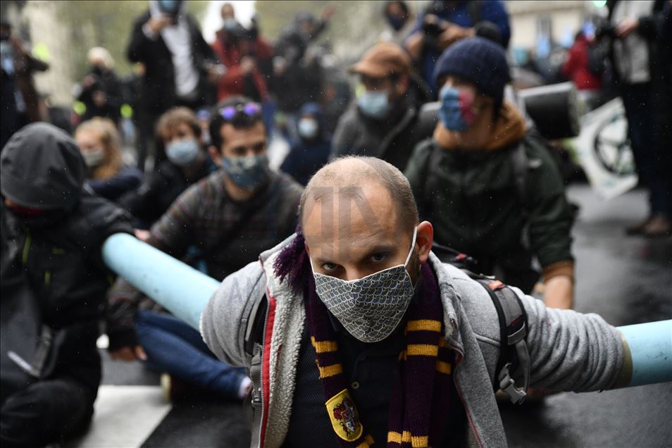Manifestantes del grupo ecologista Extinction Rebellion arrestados en Francia