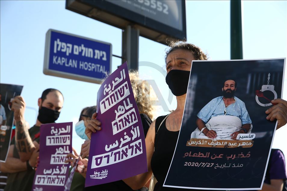 نشطاء يتضامنون مع الأسير الأخرس أمام مستشفى كابلان الإسرائيلي