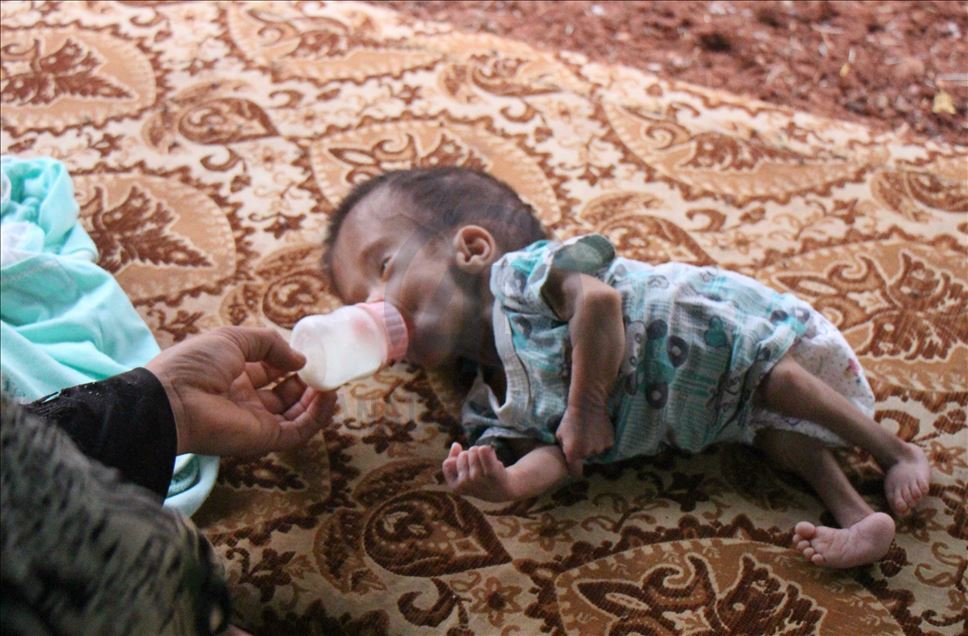 تنتظر الرضيعة السورية النازحة "نور"