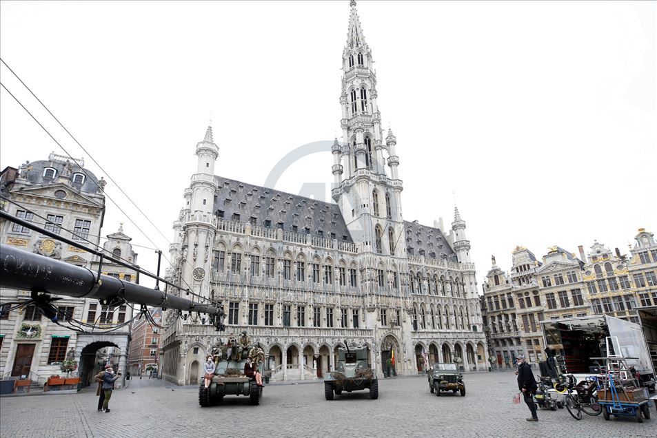 Tanques y vehículos militares son llevados a Bruselas para el rodaje de una película