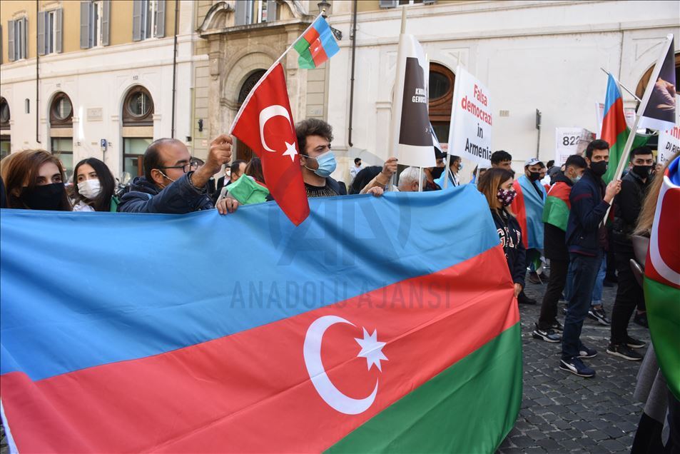 İtalya'daki Azerbaycan Türkleri, Ermenistan'ın Azerbaycan'daki sivillere yönelik saldırısını protesto etti