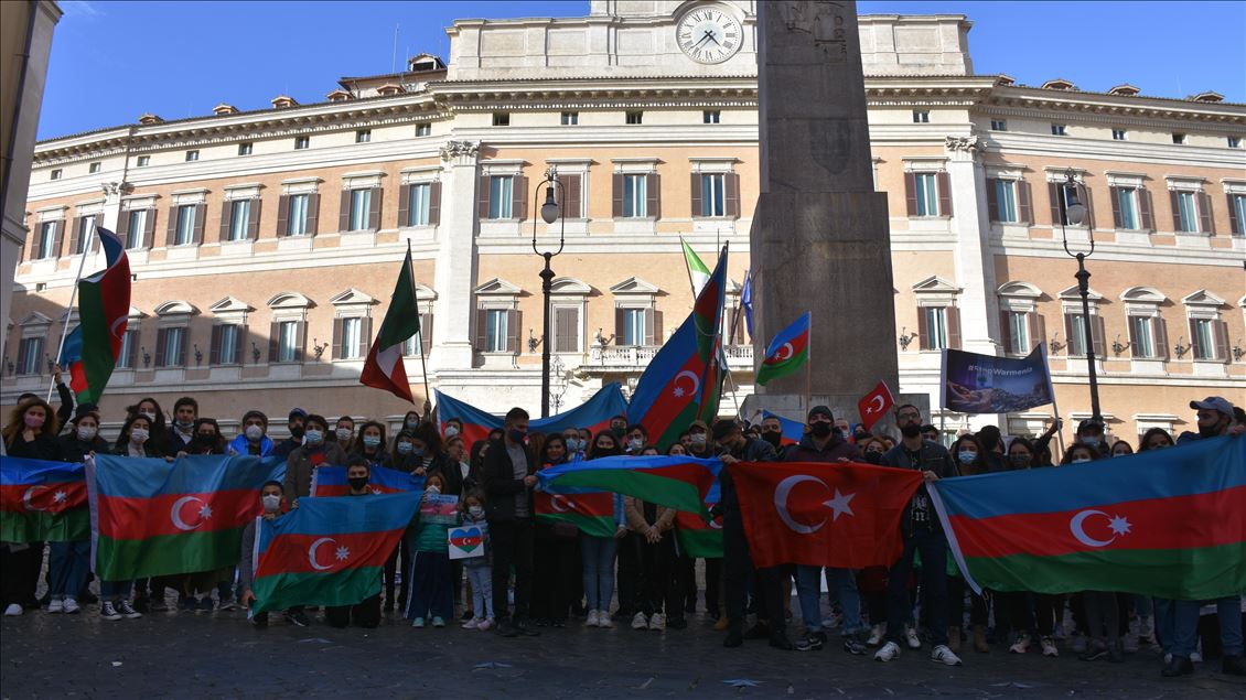 İtalya'daki Azerbaycan Türkleri, Ermenistan'ın Azerbaycan'daki sivillere yönelik saldırısını protesto etti