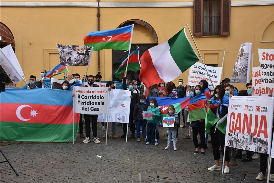 İtalya'daki Azerbaycan Türkleri, Ermenistan'ın Azerbaycan'daki sivillere yönelik saldırısını protesto etti