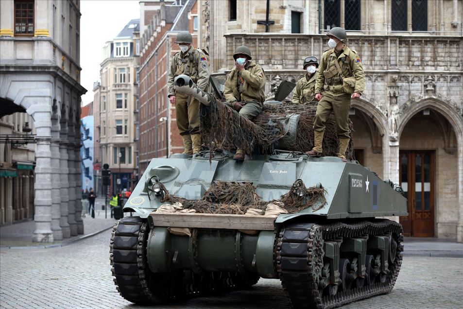 Tanques y vehículos militares son llevados a Bruselas para el rodaje de una película
