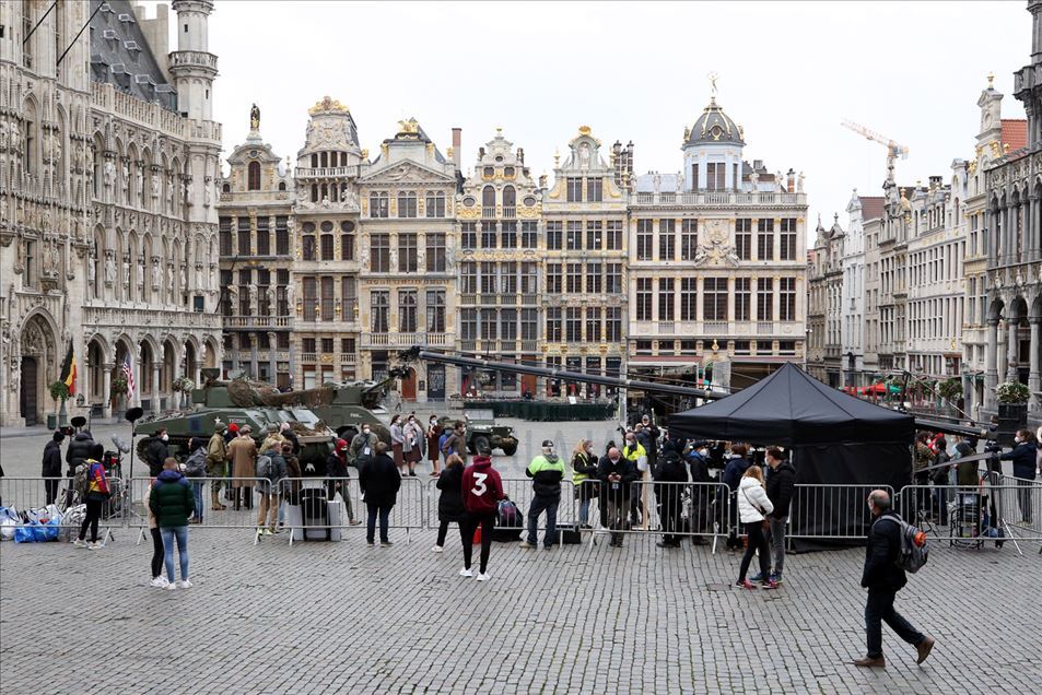 Tanques y vehículos militares son llevados a Bruselas para el rodaje de una película