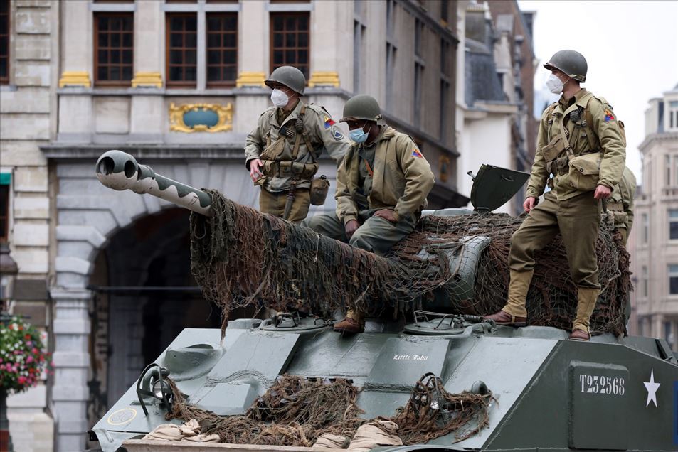Tanques y vehículos militares son llevados a Bruselas para el rodaje de una película