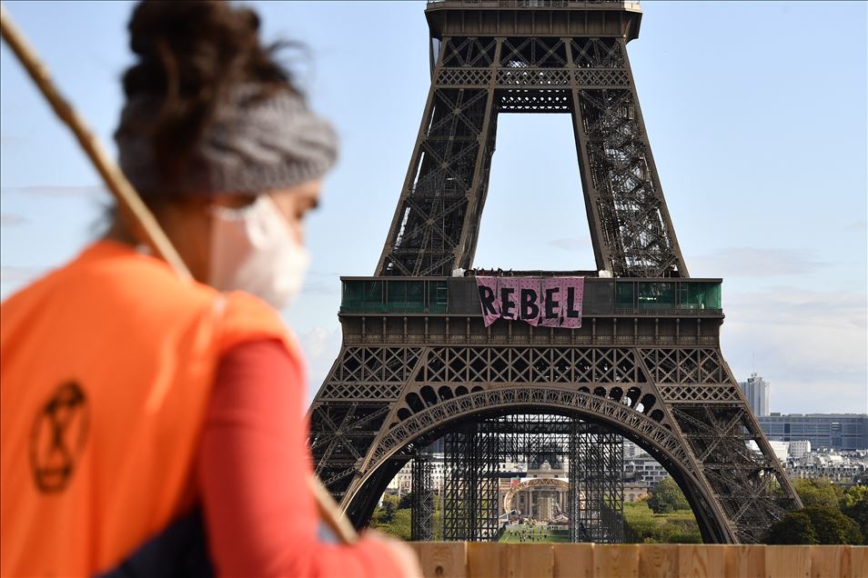 Extinction Rebellion üyeleri, Paris'te protesto düzenledi