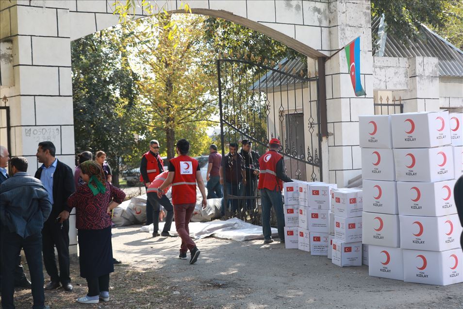 توزیع کمک‌های بشردوستانه هلال احمر ترکیه در آذربایجان آغاز شد