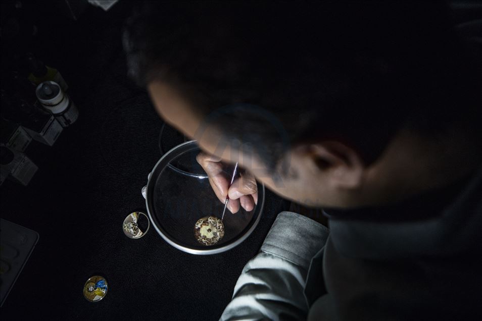 Artista relojero transforma el tiempo en obras de micro arte en Turquía 