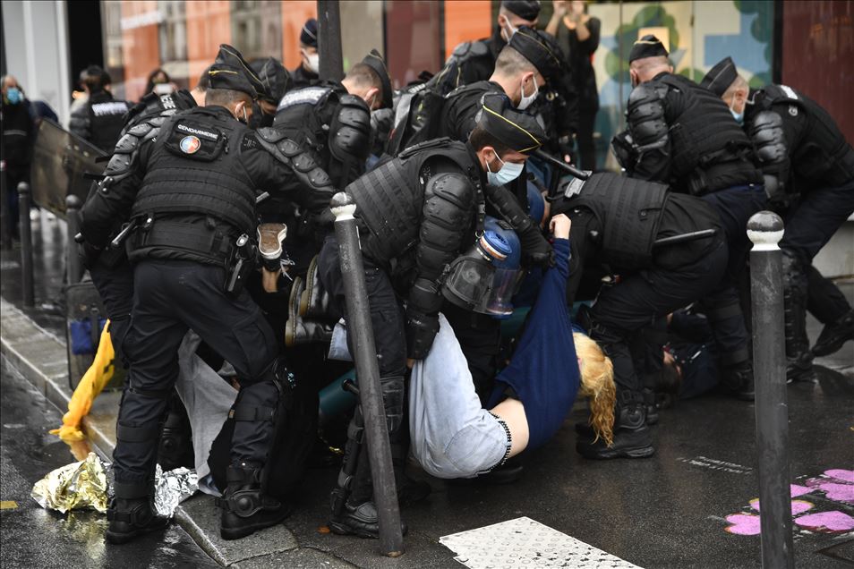 Extinction Rebellion üyeleri, Paris'te protesto düzenledi