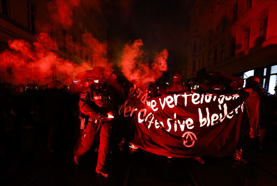 Berlin’de aşırı solcuların işgal ettiği binanın polis operasyonula tahliye edilmesi