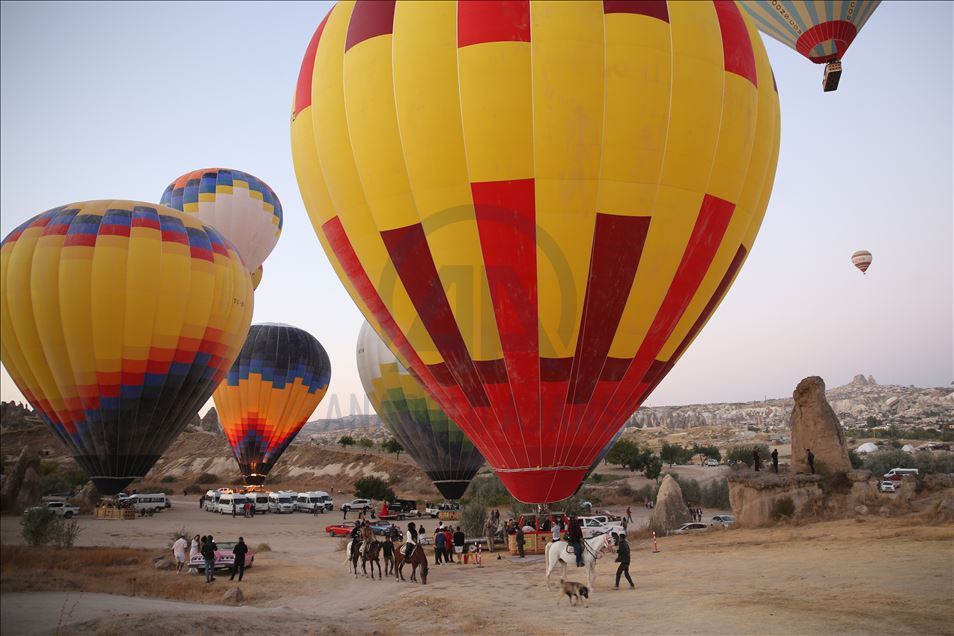 Yerli sıcak hava balonları ilk kez turistlerle uçtu

