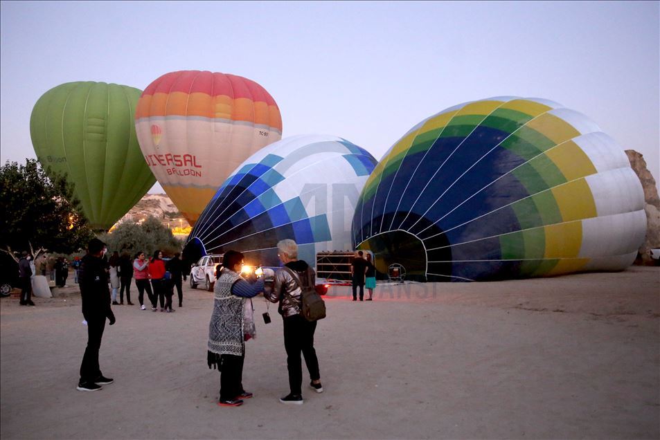 Yerli sıcak hava balonları ilk kez turistlerle uçtu
