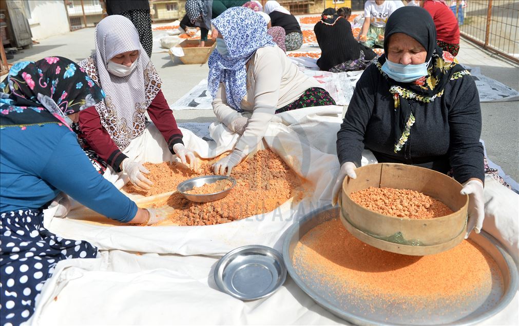 Uşaklı kadınların "tarhana" mesaisi başladı