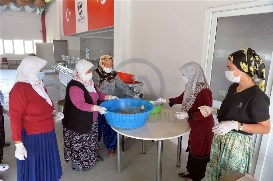 Uşaklı kadınların "tarhana" mesaisi başladı