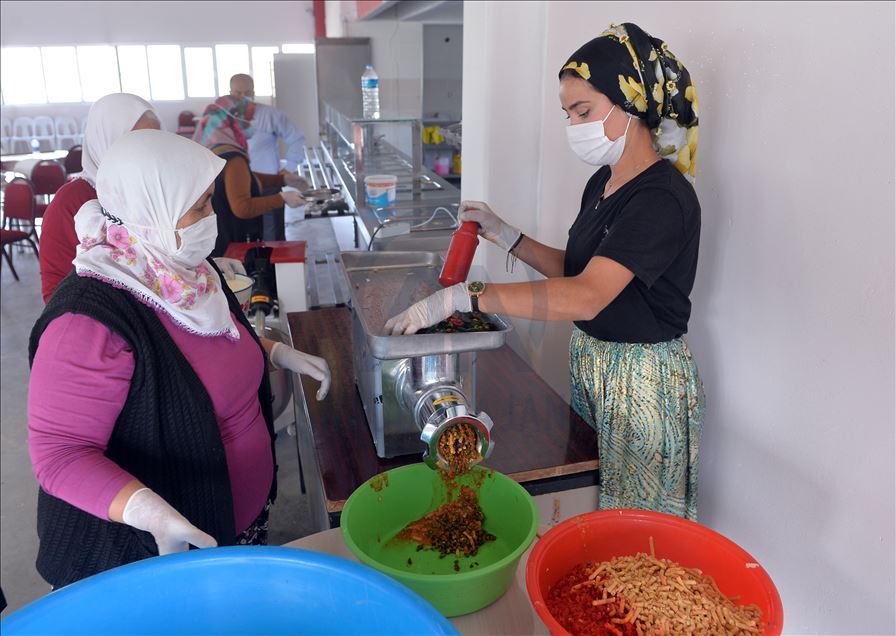 Uşaklı kadınların "tarhana" mesaisi başladı