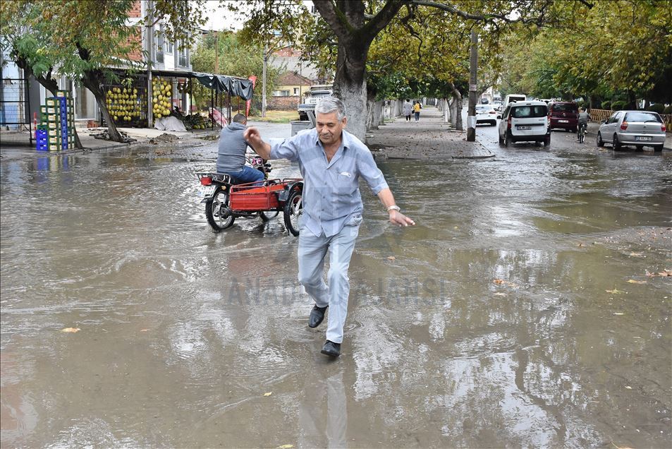Manisa'da dolu ve sağanak yaşamı olumsuz etkiledi