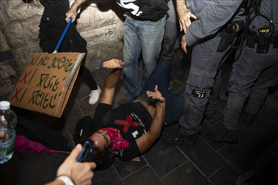 الشرطة الإسرائيلية تقمع متظاهرين ضد نتنياهو
