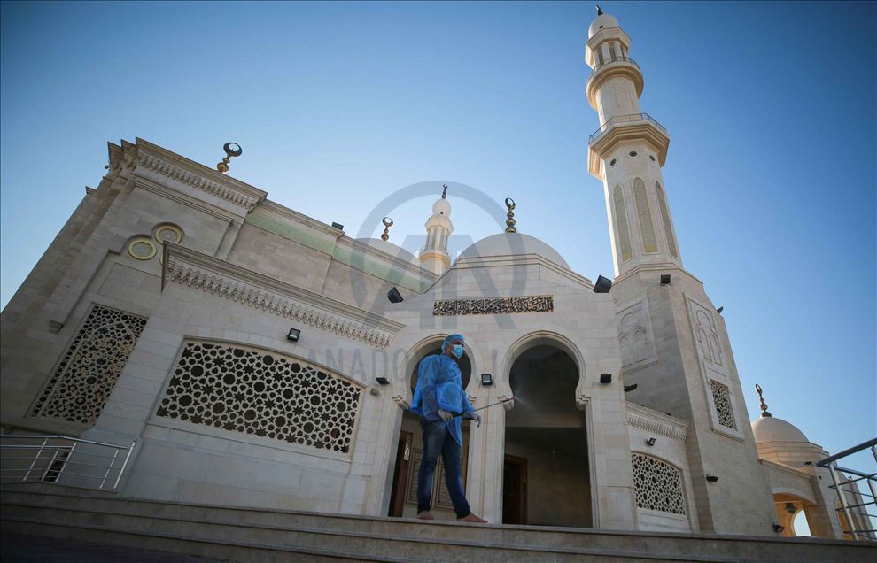 غزة.. تعقيم عشرات المساجد عشية إعادة فتحها أمام المصلين
