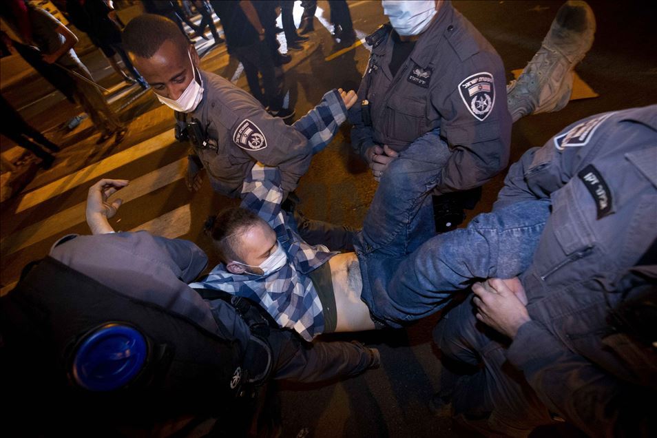 الشرطة الإسرائيلية تقمع متظاهرين ضد نتنياهو
