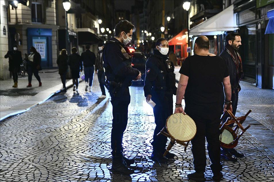 Así pasaron los ciudadanos su última noche antes del toque de queda en París