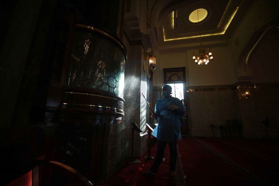 غزة.. تعقيم عشرات المساجد عشية إعادة فتحها أمام المصلين
