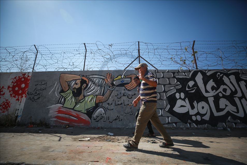Gazze'de İsrail hapishanelerinde açlık grevi yapan Filistinli tutuklulara destek grafiti