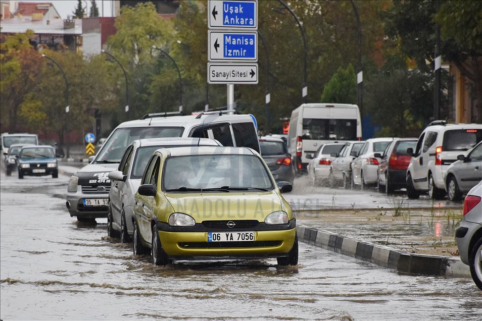 Manisa'da dolu ve sağanak yaşamı olumsuz etkiledi