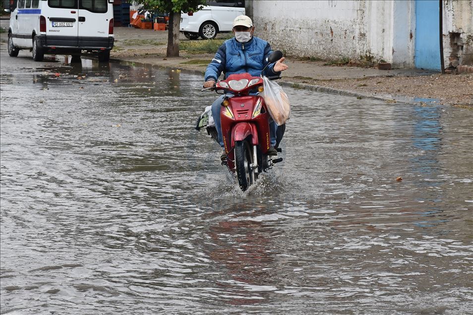 Manisa'da dolu ve sağanak yaşamı olumsuz etkiledi