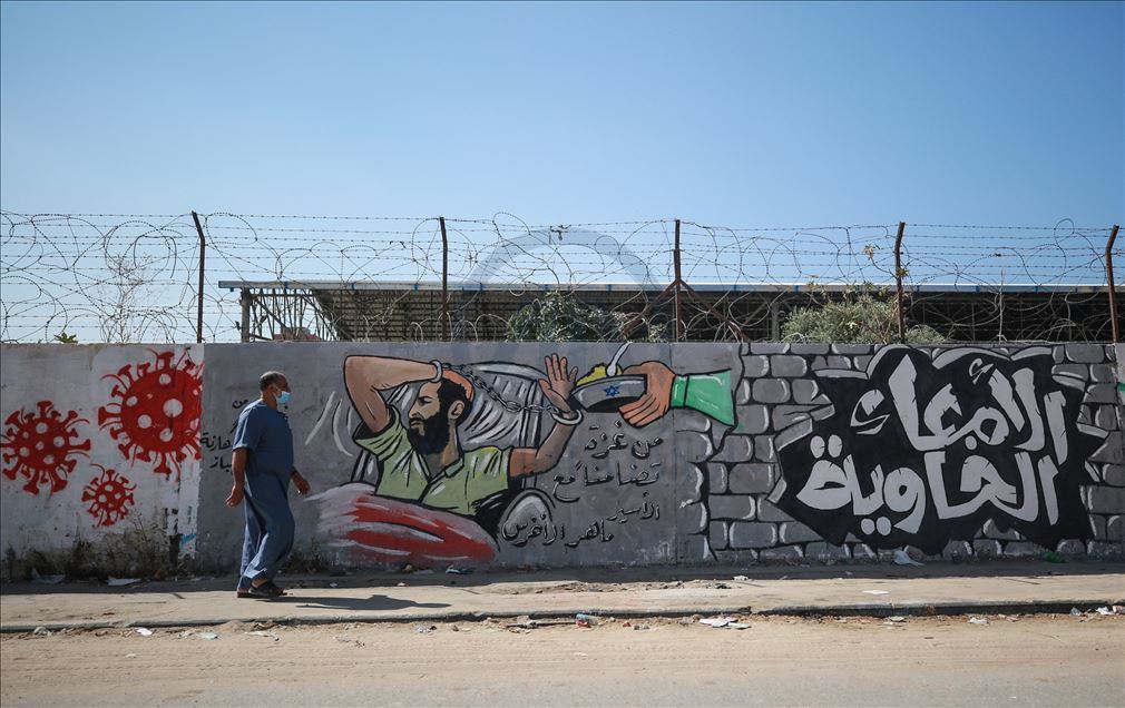 Gazze'de İsrail hapishanelerinde açlık grevi yapan Filistinli tutuklulara destek grafiti