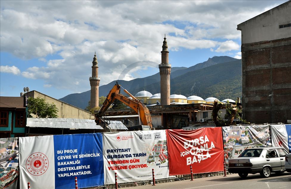 Bursa'da tarihi Ulu Cami ve çarşıların çevresindeki eski yapılar yıkılıyor