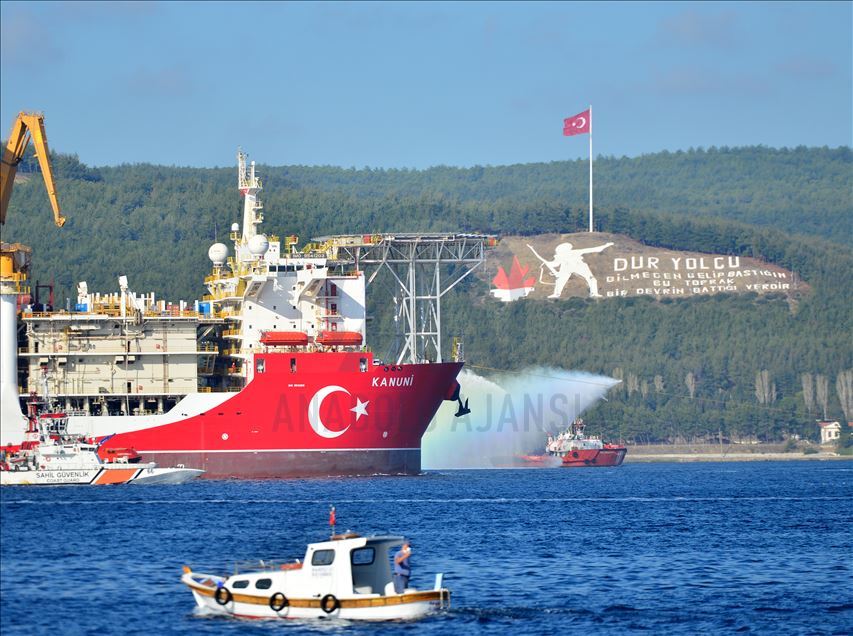 Kanuni sondaj gemisi Çanakkale Boğazı'ndan geçişine başladı