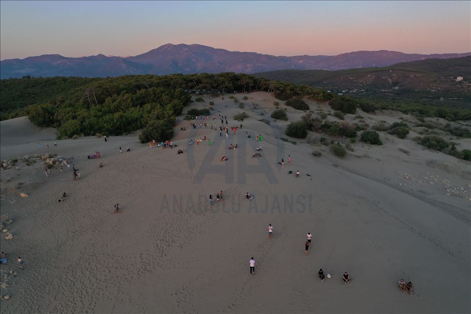 Patara'nın kum tepeleri turistlere çöl deneyimi yaşatıyor