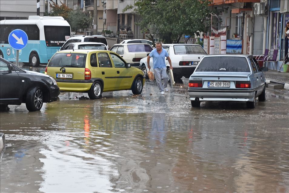 Manisa'da dolu ve sağanak yaşamı olumsuz etkiledi