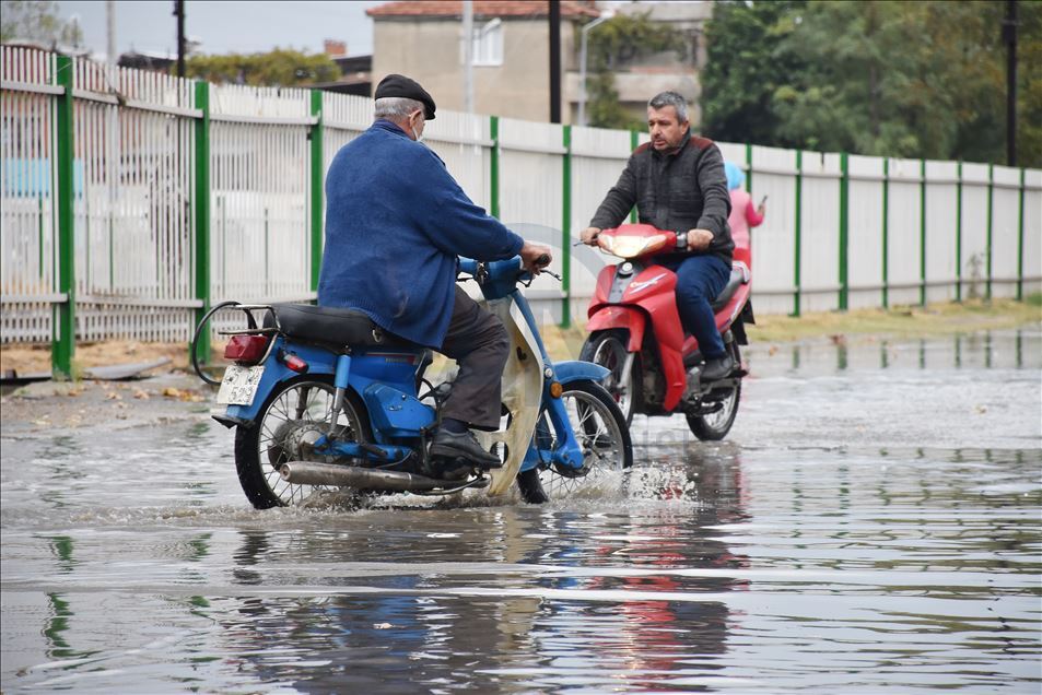 Manisa'da dolu ve sağanak yaşamı olumsuz etkiledi