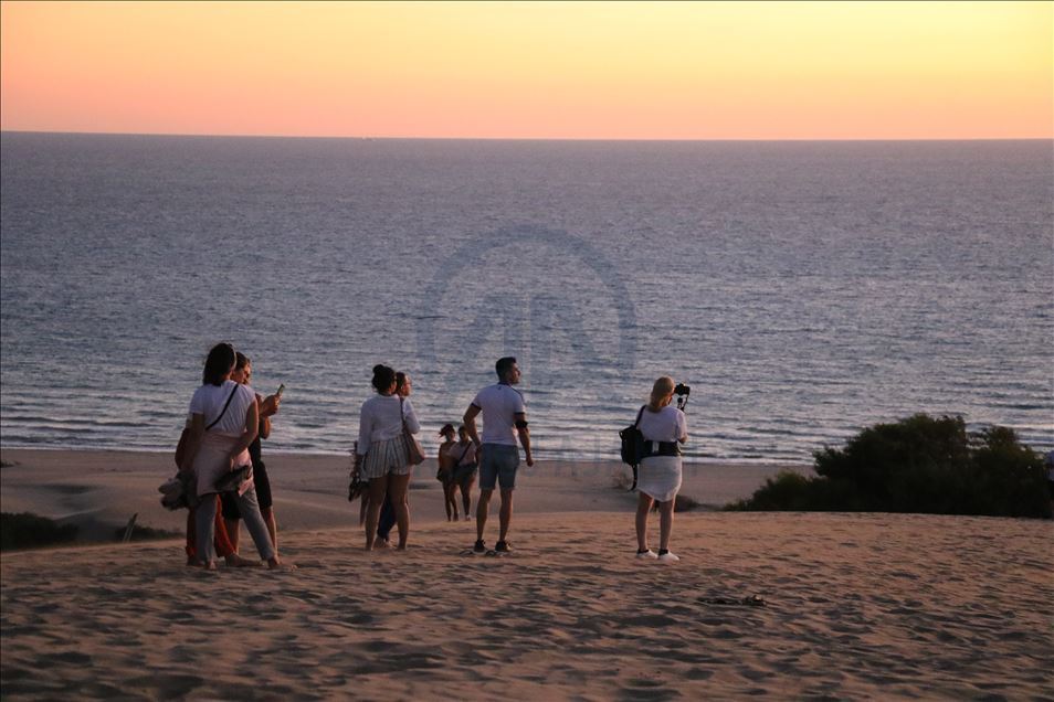 Patara'nın kum tepeleri turistlere çöl deneyimi yaşatıyor