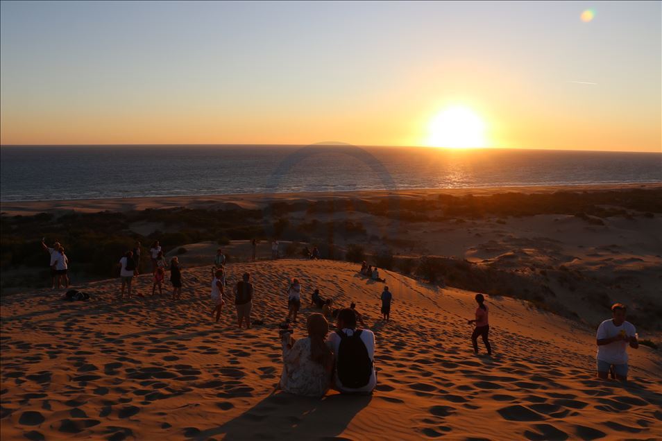 Patara'nın kum tepeleri turistlere çöl deneyimi yaşatıyor
