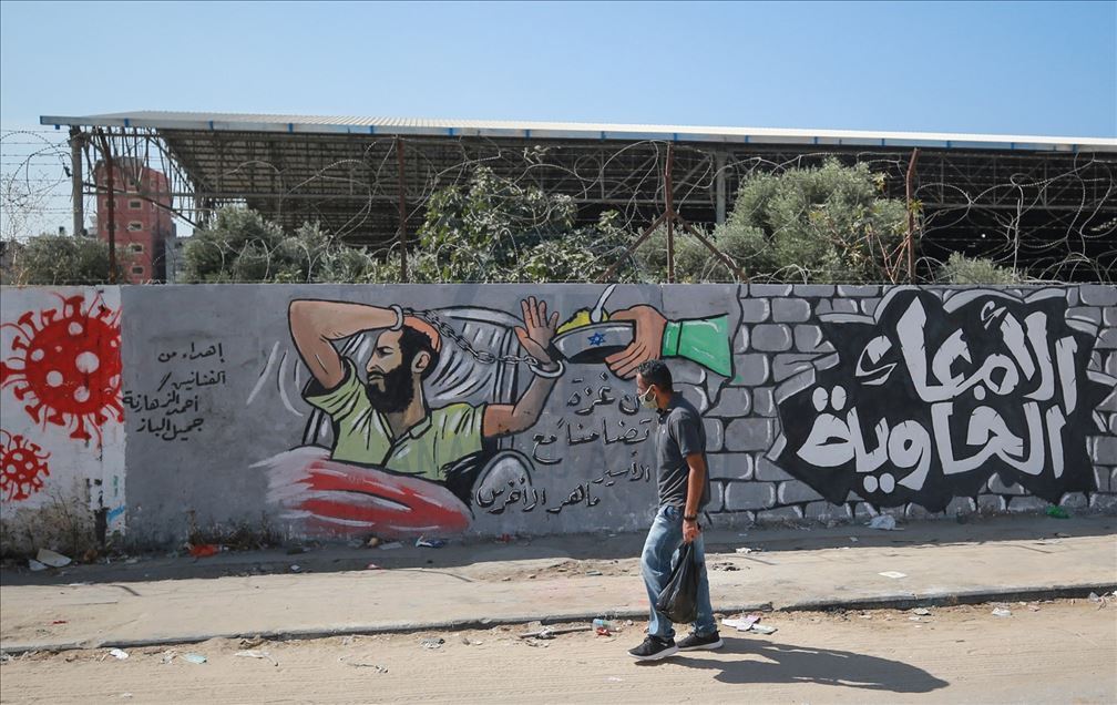Gazze'de İsrail hapishanelerinde açlık grevi yapan Filistinli tutuklulara destek grafiti