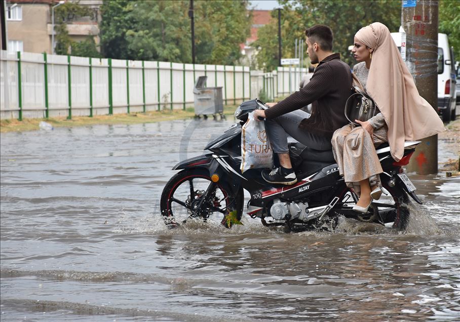Manisa'da dolu ve sağanak yaşamı olumsuz etkiledi
